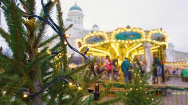 Helsinki 'nin merkezinde Noel atlıkarıncası. Helsinki Noel Pazarı Helsinki 'ye Noel getirdi!