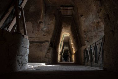 Bacoli, Napoli. 20 Eylül 2019. Kübalı Sibyl 'in ünlü mağarasına giriş, Apollo kahininin rahibesi..