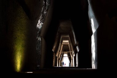 Bacoli, Napoli. 20 Eylül 2019. Kübalı Sibyl 'in ünlü mağarasına giriş, Apollo kahininin rahibesi..
