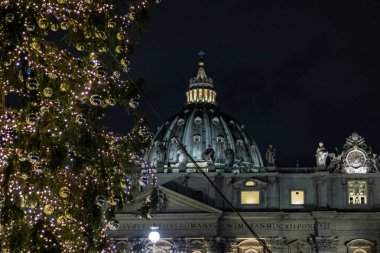 Roma İtalya; 8 Aralık 2019. Piazza San Pietro 'da İsa' nın doğumu sahnesi Trentino 'nun odunuyla tekrarlandı. Arka planda Noel ağacı var..