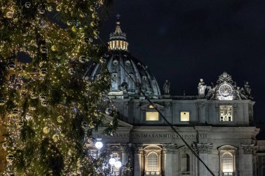 Roma İtalya; 8 Aralık 2019. Piazza San Pietro 'da İsa' nın doğumu sahnesi Trentino 'nun odunuyla tekrarlandı. Arka planda Noel ağacı var..