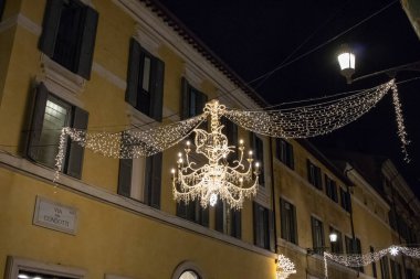 Roma, İtalya 8 Aralık 2019. Ünlü Via Condotti, Trinit dei Monti ile Noel ışıklarıyla aydınlandı..