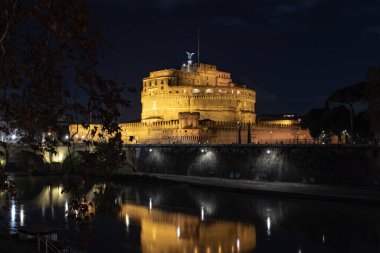 Roma, İtalya 8 Aralık 2019. Castel Sant 'Angelo Tiber' le gece görüşünde..