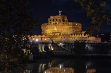 Roma, İtalya 8 Aralık 2019. Castel Sant 'Angelo Tiber' le gece görüşünde..