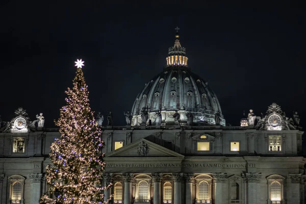 Roma İtalya; 8 Aralık 2019. Piazza San Pietro 'da İsa' nın doğumu sahnesi Trentino 'nun odunuyla tekrarlandı. Arka planda Noel ağacı var..