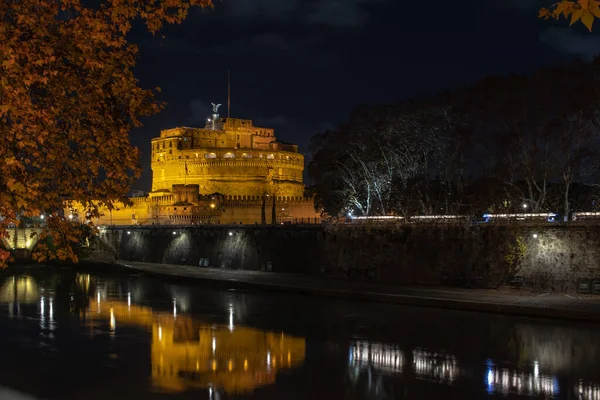 Rzym Włochy Grudnia 2019 Castel Sant Angelo Tybrem Noktowizorze — Zdjęcie stockowe