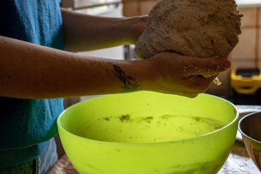 Roma, evdeki meydanı yoğur, yumuşak ve yavaş yükselen bir hamur.