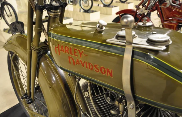 Harley-Davidson VINTAGE motorcycle AND LOGO IN MUSEUM — Stock Photo, Image