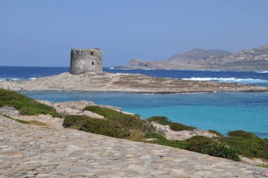 Bulutlu bir günde Sardunya kumsalda La Pelosa