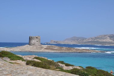 Bulutlu bir günde Sardunya kumsalda La Pelosa