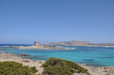 Bulutlu bir günde Sardunya kumsalda La Pelosa