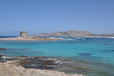 Bulutlu bir günde Sardunya kumsalda La Pelosa