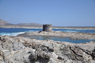 Bulutlu bir günde Sardunya kumsalda La Pelosa