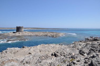 Bulutlu bir günde Sardunya kumsalda La Pelosa