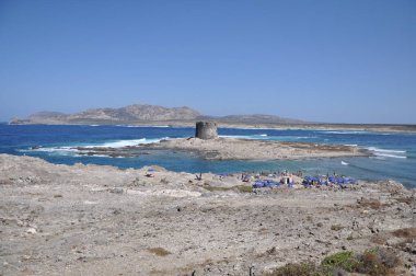 Bulutlu bir günde Sardunya kumsalda La Pelosa