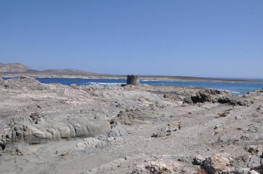 Bulutlu bir günde Sardunya kumsalda La Pelosa