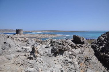 Bulutlu bir günde Sardunya kumsalda La Pelosa