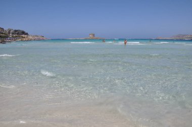 Bulutlu bir günde Sardunya kumsalda La Pelosa