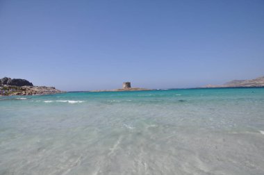 Bulutlu bir günde Sardunya kumsalda La Pelosa