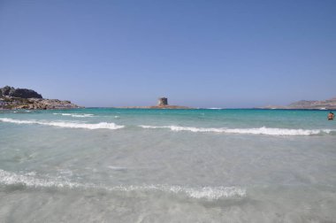 Bulutlu bir günde Sardunya kumsalda La Pelosa