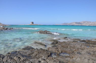 Bulutlu bir günde Sardunya kumsalda La Pelosa