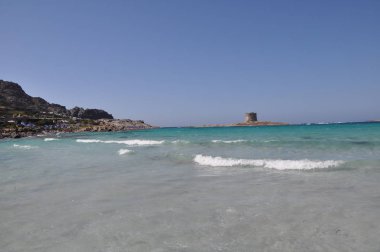 Bulutlu bir günde Sardunya kumsalda La Pelosa