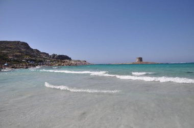 Bulutlu bir günde Sardunya kumsalda La Pelosa