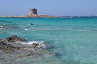 Bulutlu bir günde Sardunya kumsalda La Pelosa