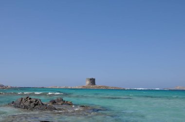 Bulutlu bir günde Sardunya kumsalda La Pelosa