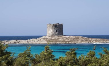 Bulutlu bir günde Sardunya kumsalda La Pelosa