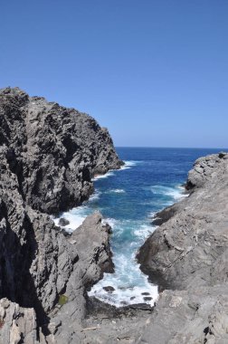 Bulutlu bir günde Sardunya kumsalda La Pelosa