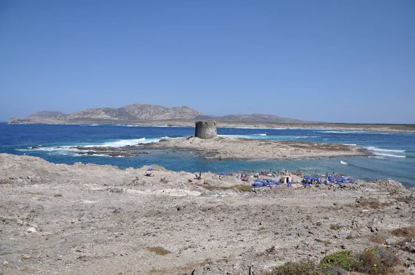 Bulutlu bir günde Sardunya kumsalda La Pelosa