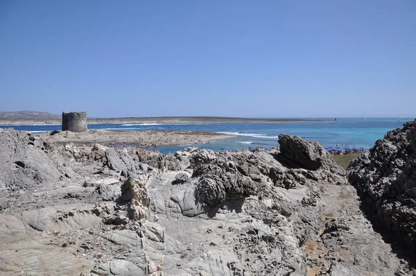 Bulutlu bir günde Sardunya kumsalda La Pelosa