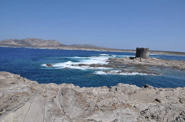 Bulutlu bir günde Sardunya kumsalda La Pelosa