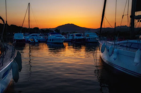 Яхта Сардиния на закате — стоковое фото