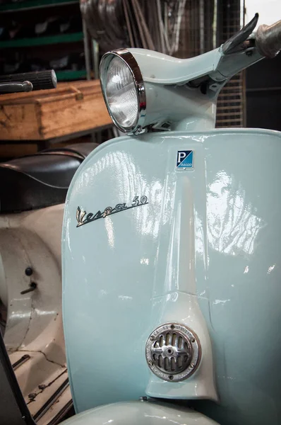 Piaggio Vespa vintage sıçramak motorlu scooter motosiklet motosiklet 50 özel — Stok fotoğraf