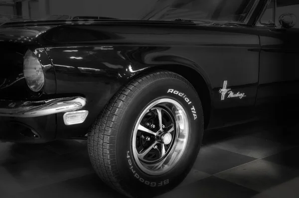 Vintage ford mustang 289 voitures anciennes stationnées — Photo