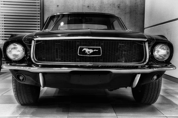 Vintage ford mustang 289 stand auto d'epoca parcheggiata — Foto Stock