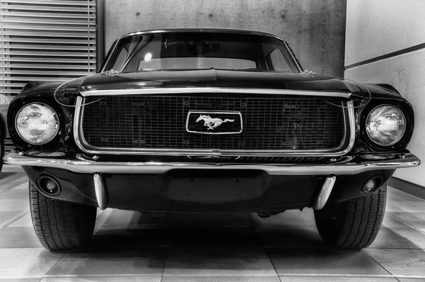 Vintage ford mustang 289 stand auto d'epoca parcheggiata — Foto Stock