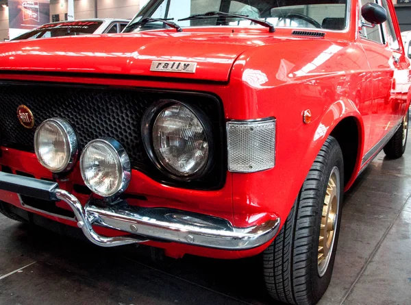 Fiat 128 ralli kırmızı renk eski model araba — Stok fotoğraf