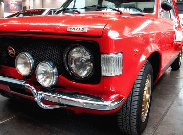 菲亚特 128 拉力赛颜色红色复古车 — 图库照片