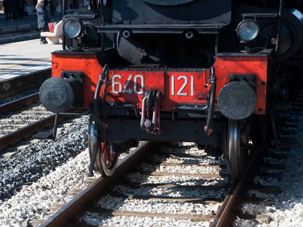 Locomotora de Vapor Vintage en la estación en fano italia —  Fotos de Stock