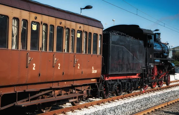 Locomotora de Vapor Vintage en la estación en fano italia —  Fotos de Stock