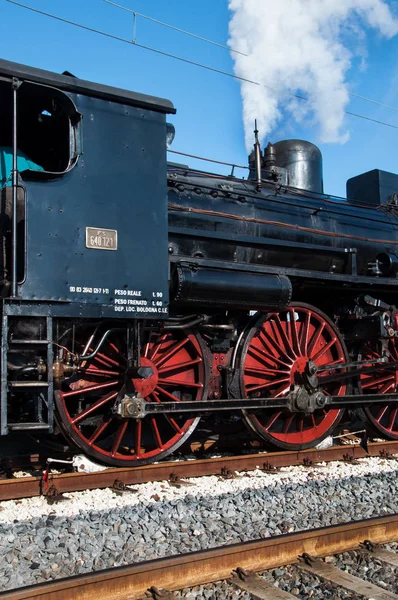 Vintage Locomotiva a vapor na estação em fano itália — Fotografia de Stock