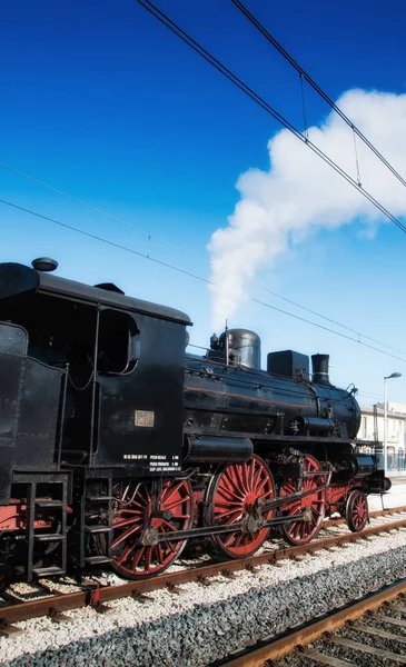 Locomotora de Vapor Vintage en la estación en fano italia —  Fotos de Stock