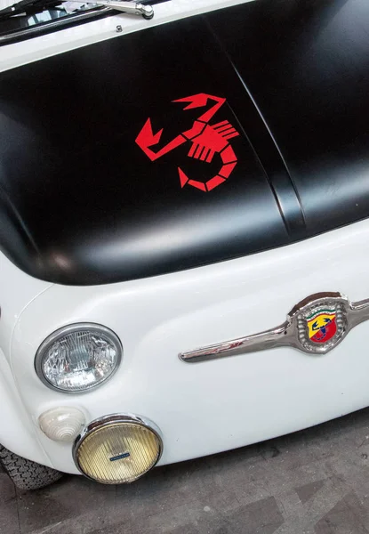 Fiat 500标志着蝎子 — 图库照片