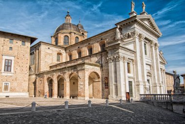  Urbino İtalya Katedralde. Urbino tarihi merkezi bir Unesco Dünya Mirası Sit Alanı ilan edilmiş ve Rönesans mimarisinin zenith temsil eder