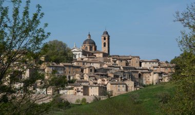 Urbino şehri İtalya, ortaçağdan kalma şehir tepe üzerinde Marche bölgesinin