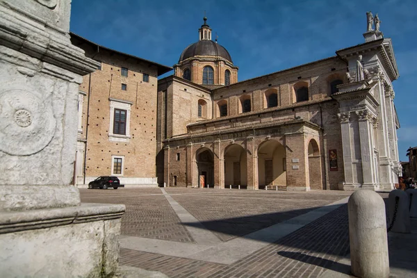 ウルビーノ イタリアの大聖堂。ウルビーノの歴史的な中心は、ユネスコの世界遺産に宣言された表し、ルネサンス建築の絶頂期 — ストック写真