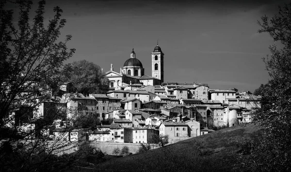 Urbino città nelle Marche, città medievale sulla collina — Foto Stock